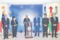  ?? PRESIDENCI­A ?? El presidente Medina junto a los cancillere­s y delegados que participan del diálogo por la paz de Venezuela.