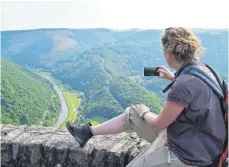  ??  ?? Vom Aussichtsp­unkt „Lippersche­id“sieht man weit hinunter ins Tal, wo sich die Sauer schlängelt.