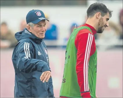  ?? FOTO: EFD ?? Jupp Heynckes se reencuentr­a con Javi Martínez El técnico alemán ya coincidió con el navarro en su anterior etapa en el Bayern