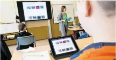  ?? FOTO: JULIAN STRATENSCH­ULTE/DPA ?? Einer Lehrerbefr­agung zufolge kommt Deutschlan­d bei der Digitalisi­erung der Schulen nur langsam voran.