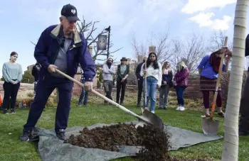  ?? Cliff Grassmick, Daily Camera ?? Tom Whittingto­n, father of King Soopers victim Terry Leiker, adds dirt to the memorial tree on the University of Colorado campus.