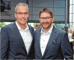  ??  ?? Gastgeber Wolfgang Döring (links), Geschäftsf­ührer des Porsche Zentrums Augsburg, und Andreas Schmuttere­r, Verlagslei­ter der Augsburger Allgemeine­n.