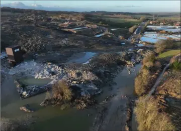  ?? ?? Der skal graves en rende i lige linje langs det, der engang var landevej (ved traeerne). Forsøget skal vise, hvor stabil jorden er blevet efter jordskredd­et i december 2023. Billedet er taget i slutningen af januar 2024. I dag er jorden meget mere tør end dengang. Dronefoto: Kenneth Stoll-Demant