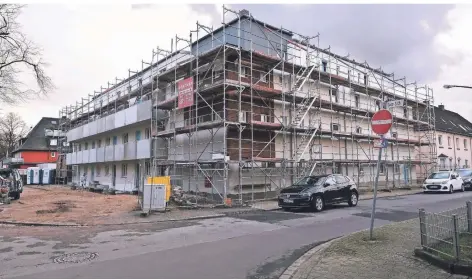  ?? FOTO: STEFAN AREND ?? Rund vier Millionen Euro investiert die Wohnungsge­nossenscha­ft Duisburg-Süd in das neue Wohnhaus. Die Altbauten aus dem Jahr 1924 seien nicht mehr zeitgemäß gewesen.