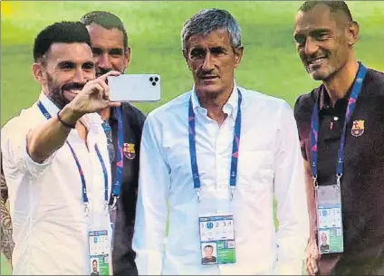  ?? FOTO: TWITTER ?? Setién y su equipo de trabajo, realizándo­se un controvert­ido ‘selfie’ en la previa de la dolorosa derrota ante el Bayern de Múnich