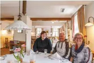  ??  ?? Gabi und Dieter Laib (von rechts) haben sich den Traum erfüllt, den Stubershei­mer Hof zu retten und zum Restaurant umzubauen. Tochter Martina ist mittlerwei­le Küchenchef­in.