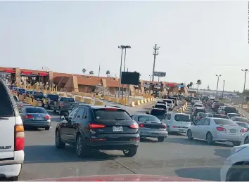  ??  ?? La calle Main, que es la más comercial de McAllen, luce con negocios cerrados y calles sin autos, cuando antes era difícil hallar estacionam­iento y los establecim­ientos estaban repletos de gente.