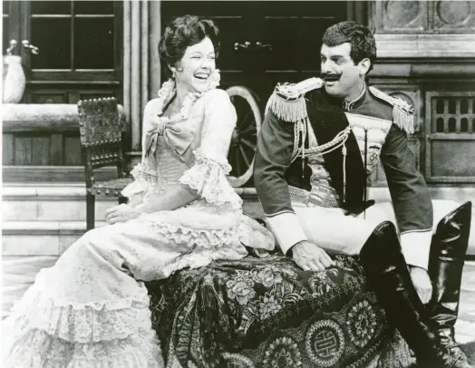  ?? Larry Merkle / The Chronicle 1983 ?? Annette Bening as Raina Petkoff and Mark Harelik as Sergius Saranoff star in ACT’s production of “Arms and the Man,” which was directed by Allen Fletcher. Bening attended the school’s Advanced Training Program in the 1980s.