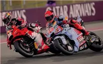  ?? ?? Due generazion­i a confronto
A destra Marc Marquez, 31 anni, otto volte campione del mondo, in lotta con Pedro Acosta, 19 anni e due titoli, debuttante in MotoGP