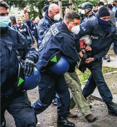  ??  ?? La policía detiene a manifestan­tes que protestaro­n este fin de semana por las restriccio­nes por la covid en Berlín