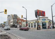  ?? JULIE JOCSAK TORSTAR ?? One project is planned on this property occupied by the single-storey Falls Convenienc­e store at the corner of Victoria
Avenue and Walnut Street.