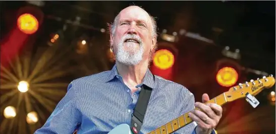  ??  ?? Für die einen ein Gott, für die anderen musikalisc­her Unterhalte­r: der US-amerikanis­che Jazz-Gitarrist und Komponist John Scofield in Jena. Foto: Holger John