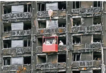  ?? FOTO: TANG/DPA ?? Die Brandruine von London: Noch immer laufen Untersuchu­ngen am Grenfell Tower, der völlig ausbrannte.