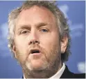  ?? Brendan Smialowski / Getty Images 2011 ?? Conservati­ve activist Andrew Breitbart, left, would have despised the nationalis­m promoted by Steve Bannon.