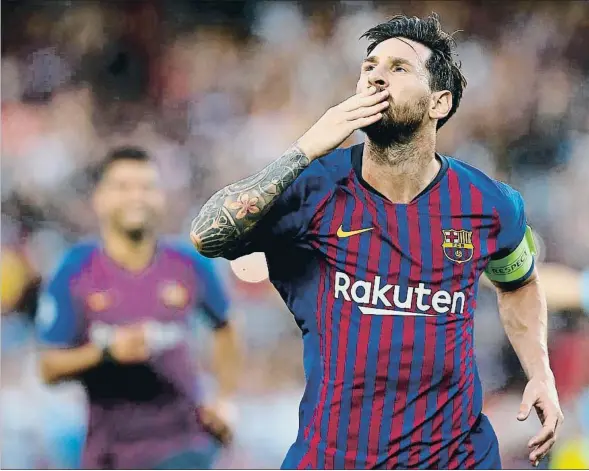  ??  ?? Messi dedica uno de sus goles a la afición del Camp Nou en un partido que cambió de ritmo cuando el argentino tomó el mando