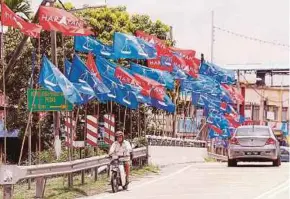  ?? PIC BY SAIFULLIZA­N TAMADI ?? The Rantau by-election fever is starting to heat up with flags of contesting parties put up to woo voters.