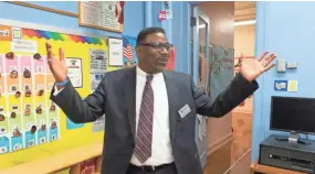  ?? MILWAUKEE JOURNAL SENTINEL CHRIS KOHLEY / ?? Milwaukee Public Schools Interim Superinten­dent Keith Posley enters a classroom at Clarke Street School to meet with staff and students.