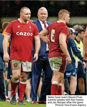  ?? ?? Wales head coach Wayne Pivac (centre) speaks with Ken Owens and Jac Morgan after the game
Picture: Huw Evans Agency