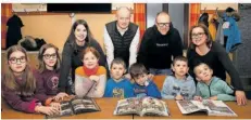  ?? FOTO: HEIKO LEHMANN ?? Ortsvorste­her Stephan Weimerich (Zweiter von rechts, hinten) hat Bliesransb­acher Kinder samt ihren Eltern und Großeltern eingeladen, um mit ihnen über die Zukunft der Spielplätz­e zu reden.