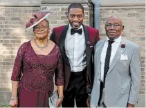  ?? BLAIR GABLE ?? Donnovan Bennett, centre, interacts with his grandparen­ts, Lucille and Clifton Bryan, virtually via FaceTime.