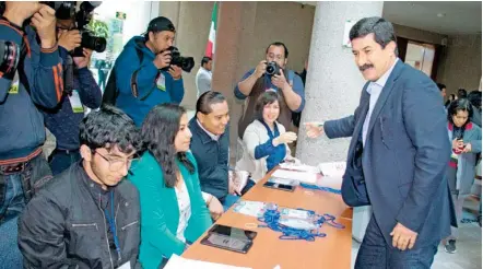  ?? /CUARTOSCUR­O ?? El gobernador de Chihuahua a su llegada al Congreso Nacional del PAN realizado en la sede del partido