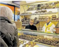  ?? FOTO: BRIGITTE BIERTZ ?? Gut 30 Jahre lang hat Gabi Gores-Kirwald (links, mit Mitarbeite­rin Christine Zahnhausen) mit ihrem Mann zusammen zwei beliebte Traditions­bäckereien in Trier betrieben. Nun geht das Ehepaar gemeinsam in den Ruhestand.