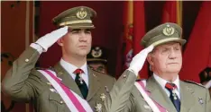  ?? Foto: Javier Cebollada, dpa ?? Im Jahr 2008 salutierte­n sie noch gemeinsam: Nun hat sich König Felipe endgültig von seinem Vater entzweit.