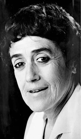  ??  ?? Isidora Aguirre retratada en los 70. Autora de más de 40 obras, falleció en 2011 a los 91 años, y nunca recibió el Premio Nacional.