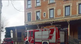  ??  ?? Un incendio inspiegabi­le I vigili del fuoco sono intervenut­i quando le fiamme si erano già spente da molte ore