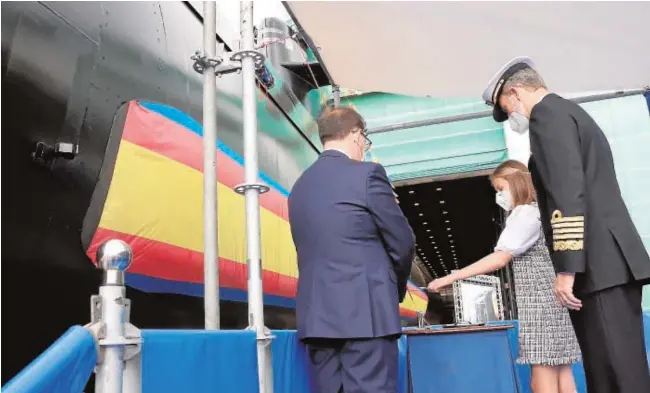  ?? POOL ?? La Princesa Leonor corta la cinta con la bandera de España que acciona el mecanismo para ‘bautizar’ el submarino con una botella de vino