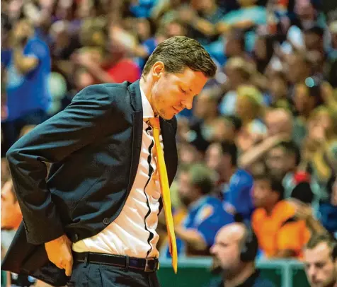  ?? Foto: Fotostand/Gelhot ?? Am Ende ließ Trainer Thorsten Leibenath den Kopf hängen. Seine Ulmer Mannschaft begann in Jena stark, sie führte zwischenze­itlich deutlich und am Ende setzte es im vierten Bundesliga­spiel dann doch die vierte Niederlage. BASKETBALL FUSSBALL