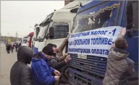  ?? FOTO: OKSANA JUJSKO ?? PROTESTERN­A FORTSäTTER. Kreml backar och signalerar nu att man är villig att korrigera den nya lagen om vägavgifte­r. Men lastbilsch­aufförerna kräver fortfarand­e att de ska avskaffas helt och hållet.