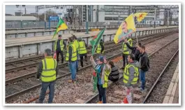  ?? BOB RANGER. ?? More than 100 protestors occupied tracks for nearly three hours at Manchester Piccadilly on March 11. In addition to the obvious danger posed by moving trains, many were armed with banners and flags despite the close proximity of fully energised...