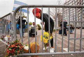  ?? Carolyn Cole / Los Angeles Times ?? People leave flowers Wednesday on the bike path in Manhattan in commemorat­ion of the eight people who died in the terrorist attack a day earlier.