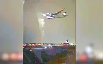  ?? ?? Piloto de Volaris evita una colisión tras intentar aterrizar en el AICM; en la misma pista estaba parado otro avión de la misma empresa./Captura