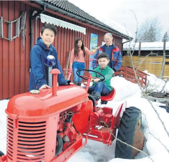  ?? FOTO: MORTEN LIE-HAGEN ?? tråbilbane, poteløp, konsertsce­ne og gamle, stilige traktorer. Fra venstre Victor Larsen, mamma Leah, Carl Jonas og pappa Arild Magnussen.