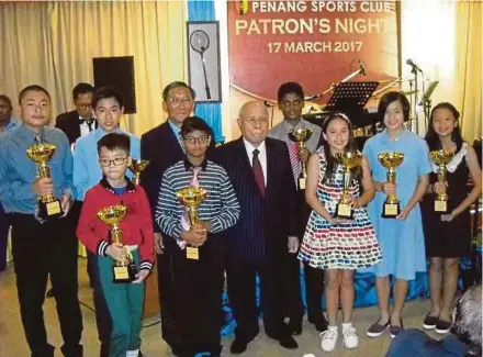  ??  ?? Head of State Tun Abdul Rahman Abbas with Penang Sports Club’s most outstandin­g junior award winners in George Town recently.