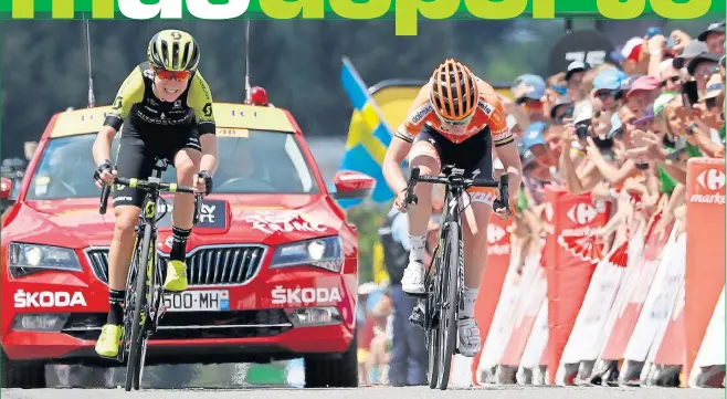  ??  ?? ESPECTACUL­AR. Annemiek van Vleuten batió a Anna van der Breggen en un apretado final de La Course by Le Tour disputado el pasado 17 de julio con final en Le Grand Bornand.