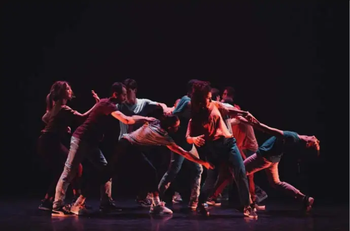  ?? © Homard Payette ?? In ‘Mind Ur Step’ komen elf urban dansers uit vier landen samen.