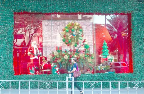  ?? PHOTOGRAPH BY RIO DELUVIO FOR THE DAILY TRIBUNE ?? WOMAN walks unmindful of a Christmas display in a mall in Makati. @tribunephl_rio