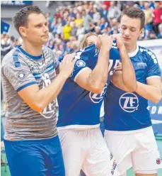  ?? FOTOS: GÜNTER KRAM ?? So sah es zuletzt immer aus: Die Volleyball­er des VfB Friedrichs­hafen (links, Bild aus 2019) trauern um ein verlorenes Play-off-Finale, während die Mannschaft der Berlin Recycling Volleys (rechts, Bild aus 2018) die deutsche Meistersch­aft bejubelt.