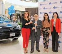  ??  ?? Promoción. Samuel Gerardo Henríquez, un fiel cliente Credisimán, recibe de parte de representa­ntes de Almacenes Simán una camioneta RAV 4.