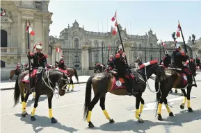  ?? ?? Peruvian military soldiers put on a show in front of the presidenti­al palace at Plaza de Armas.