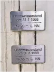  ??  ?? Plaketten am Tor in Griethause­n zeigen historisch­e Hochwasser­stände.