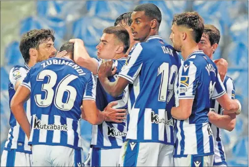  ??  ?? La plantilla txuri-urdin celebra el tanto de Elustondo, que abría el marcador ante el Elche en el Reale Arena.