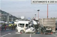  ??  ?? El viernes, uno vehículo del transporte público colisionó con un tracto camión que estaba estacionad­o sobre el acotamient­o.