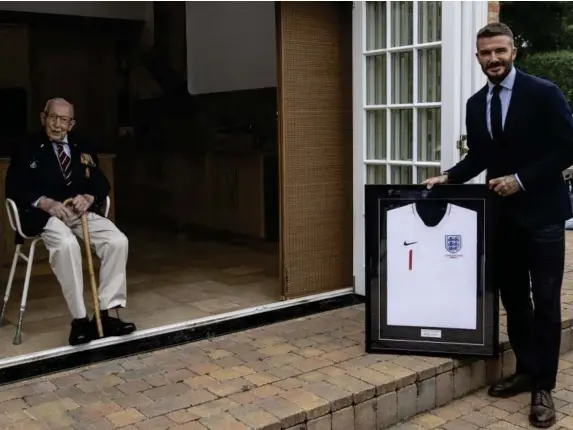  ?? (PA) ?? David Beckham presents Captain Sir Tom with a football shirt