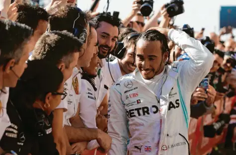  ?? Foto: Darron Cummings, dpa ?? Lewis Hamilton hat es wieder geschafft. Bereits zum sechsten Mal ist der Brite Formel-1-Weltmeiste­r. Hier freut er sich zusammen mit Mercedes-Teammitgli­edern über den großen Erfolg. Beim Rennen in Austin war er zuvor Zweiter geworden.