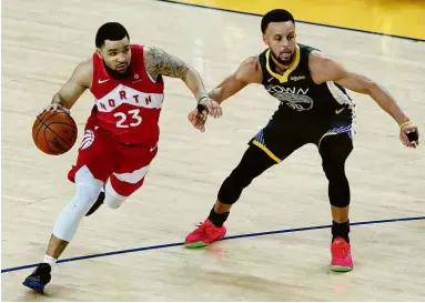  ?? Thearon W. Henderson/Getty Images/AFP ?? Fred VanVleet, do Toronto Raptors, passa por Stephen Curry no último jogo das finais da NBA