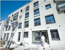  ?? FOTO: SINA SCHULDT/DPA ?? Ein Argument für Unternehme­n, um Arbeitskrä­fte an sich zu binden, könnten in Ravensburg Werkswohnu­ngen sein.